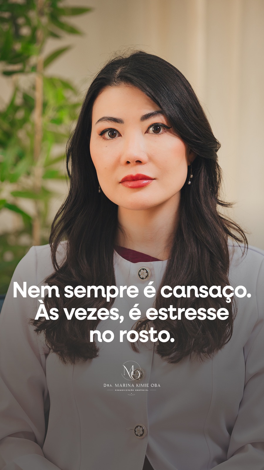 Dra. Marina Oba em seu consultório